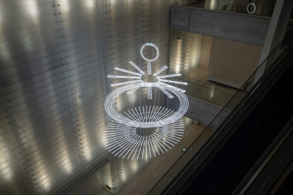 現代のイギリスを代表するアーティスト、ケリス・ウィン・エヴァンスによる大型ネオン作品がアジア初展示